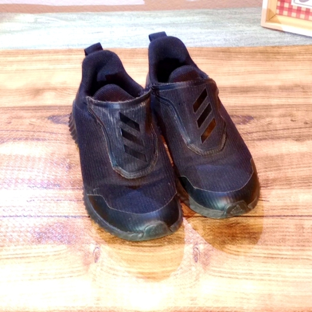 Boys Adidas shoes with velcro closure size 3